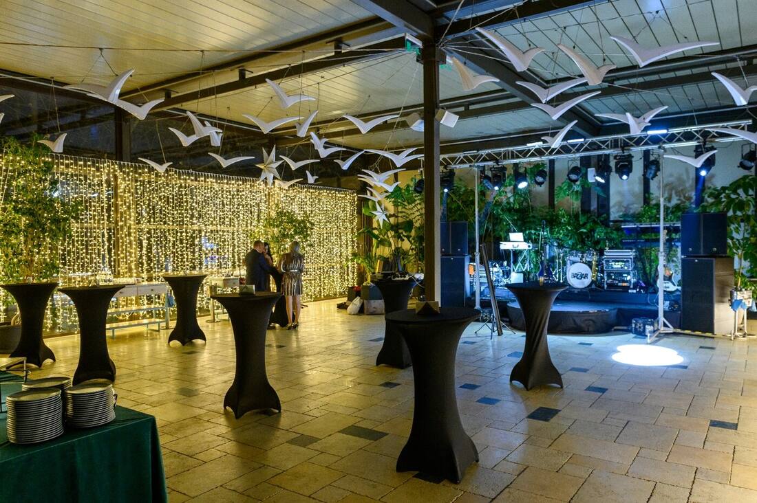 Clubbing Party — mese de cocktail în lumină difuză