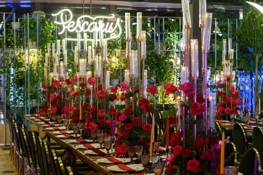 Red Sparkling Night — decor roșu și sigla luminoasă