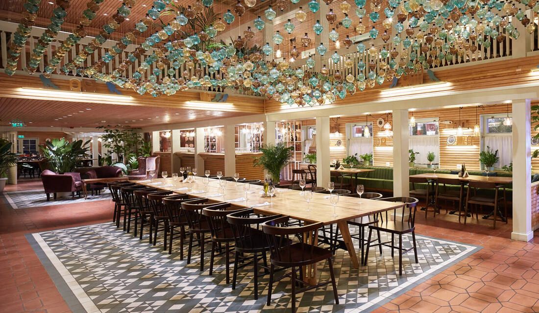 Salon Restaurant — globuri suspendate și masă mare centrală